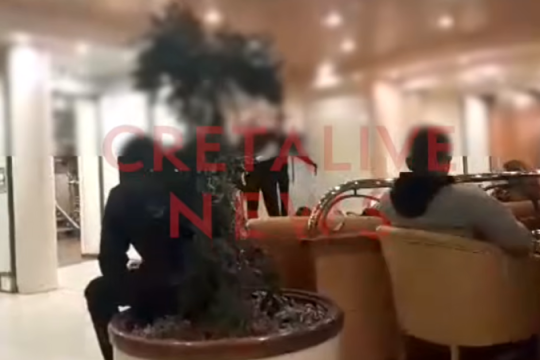 Σοκ από την επίθεση άνδρα σε μαθήτριες μέσα στο πλοίο: «Ήταν γυμνός και είπε "θα δεις τώρα τι θα κάνω"»